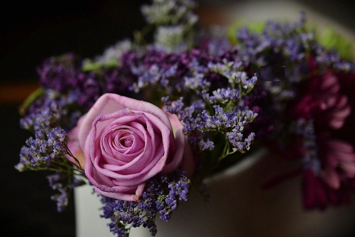 Kerkbruiloft met roze pioenrozen